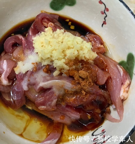 金黄|炸酥肉,用面粉用淀粉都不对,大厨教你技巧,金黄酥脆,放凉不软