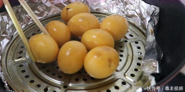 五香熏鸡蛋|鸡蛋别再清水煮了，教你1个秘制做法，一次8个不够吃，太香了