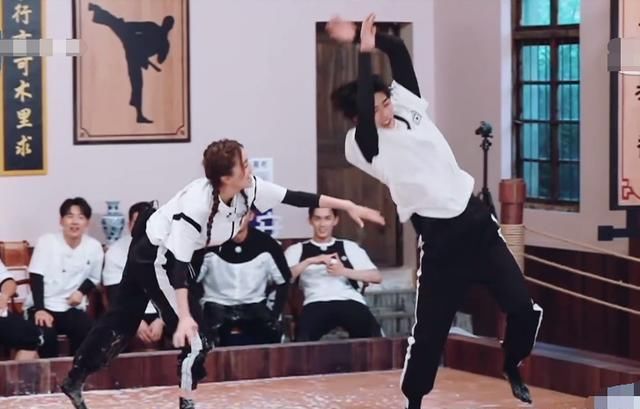  人品|baby滑倒后蔡徐坤连忙去扶，瞧见他手放的位置，人品如何有答案了