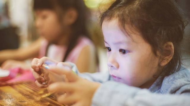 摆脱|孩子玩手机易上瘾！5招防止孩子手机依赖，3步助其摆脱手机控制