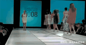 街上|“看这女子的裙子真的挺任性，走在街上我都替她感到尴尬”哈哈哈