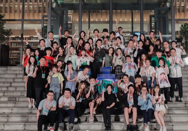  杀青|《中餐厅4》杀青合影，黄晓明站C位，我却注意到王俊凯的脸