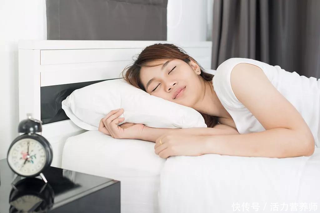 卧不仰面坐不张胯有什么说法(老祖宗的劝诫：“卧不仰面，坐不张胯”，这句话适合现代人养生吗)