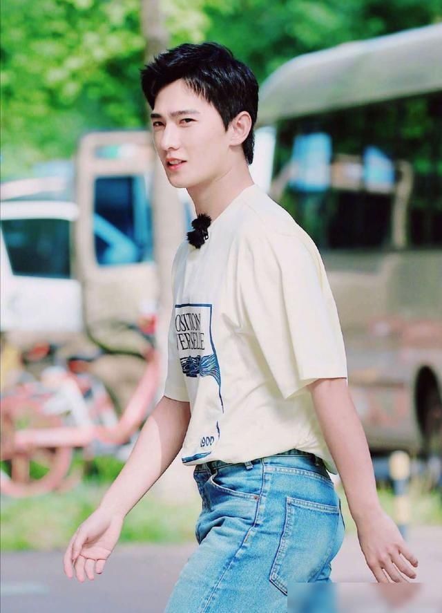  王鹤棣|《元气满满的哥哥》上班图来啦！黄明昊、杨洋等人状态超好