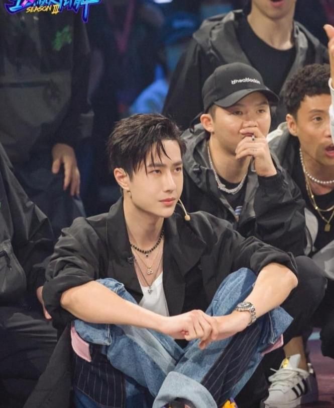  舞蹈|王一博张艺兴街舞比拼好评，偶像不是贬义词，得到了更多的尊重！