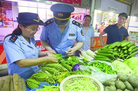  老人|老人拿超市鸡蛋未付钱被拦后猝死是否应该担责 法律人士解析