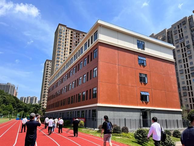 这个新建的学校楼顶有一片“农场”，学生们可以在里面“挖呀挖”