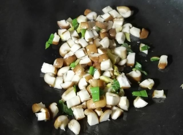  早餐|三伏天的早餐，就馋这碗香菇面，鲜美营养，好吃开胃，几分钟搞定