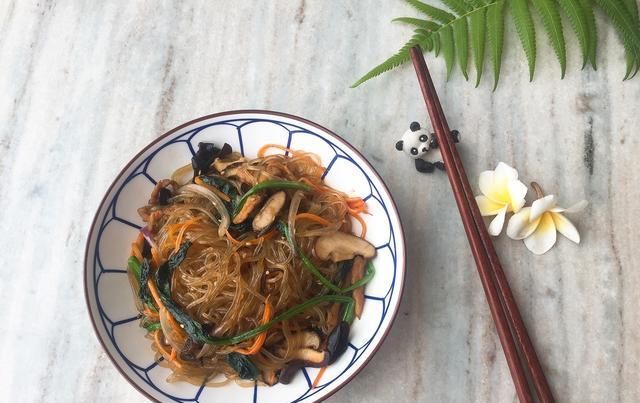  韩式|粉条除了炖猪肉还能做出啥花样？好吃又简单的韩式炒杂菜