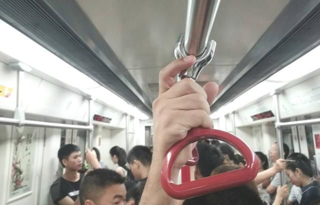 外国人|外国人在地铁里抓扶手攀爬引发谴责:要遵守法律