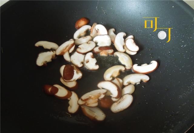  香菇|不用味精就已很鲜美的丝瓜香菇炒蛋，颜色漂亮营养好，一学就会