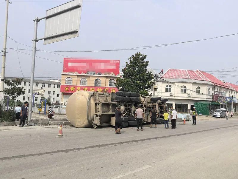  热心群众|突发！事发淅川寺湾，水泥罐车刹车失灵万分危急，司机逼停车辆时发生侧翻！