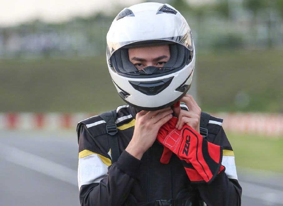 钱枫|《天天向上》王一博归队,拥抱钱枫被弹回来,戳胖肚皮表情超可爱