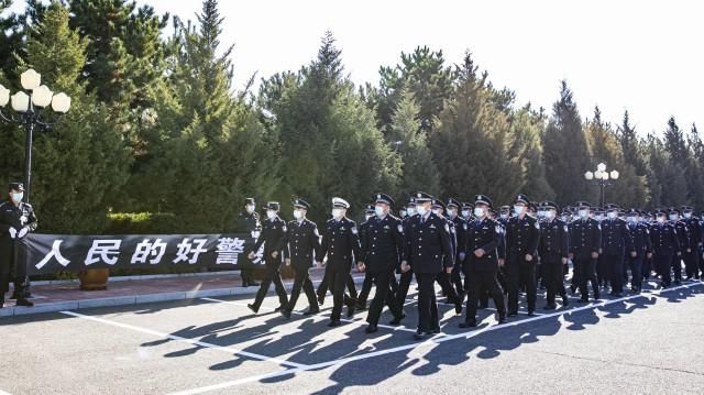 群众|为保护群众壮烈牺牲 数千人含泪送别好民警张树伟