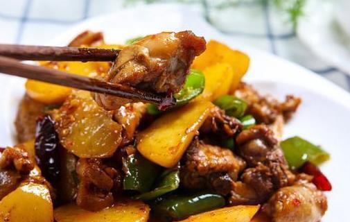 做法|炖鸡时,直接炖还是先焯水?教你正确做法,鸡肉鲜嫩入味