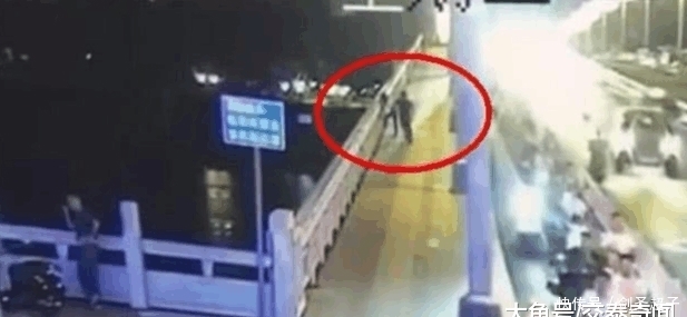 男子|19岁少女晚上在桥边看风景, 被陌生男子扔进河里, 让人气愤!