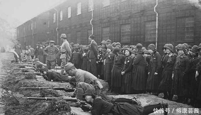 疯狂|二战老照片：战争时期日本女人比男人更疯狂，持枪上战场