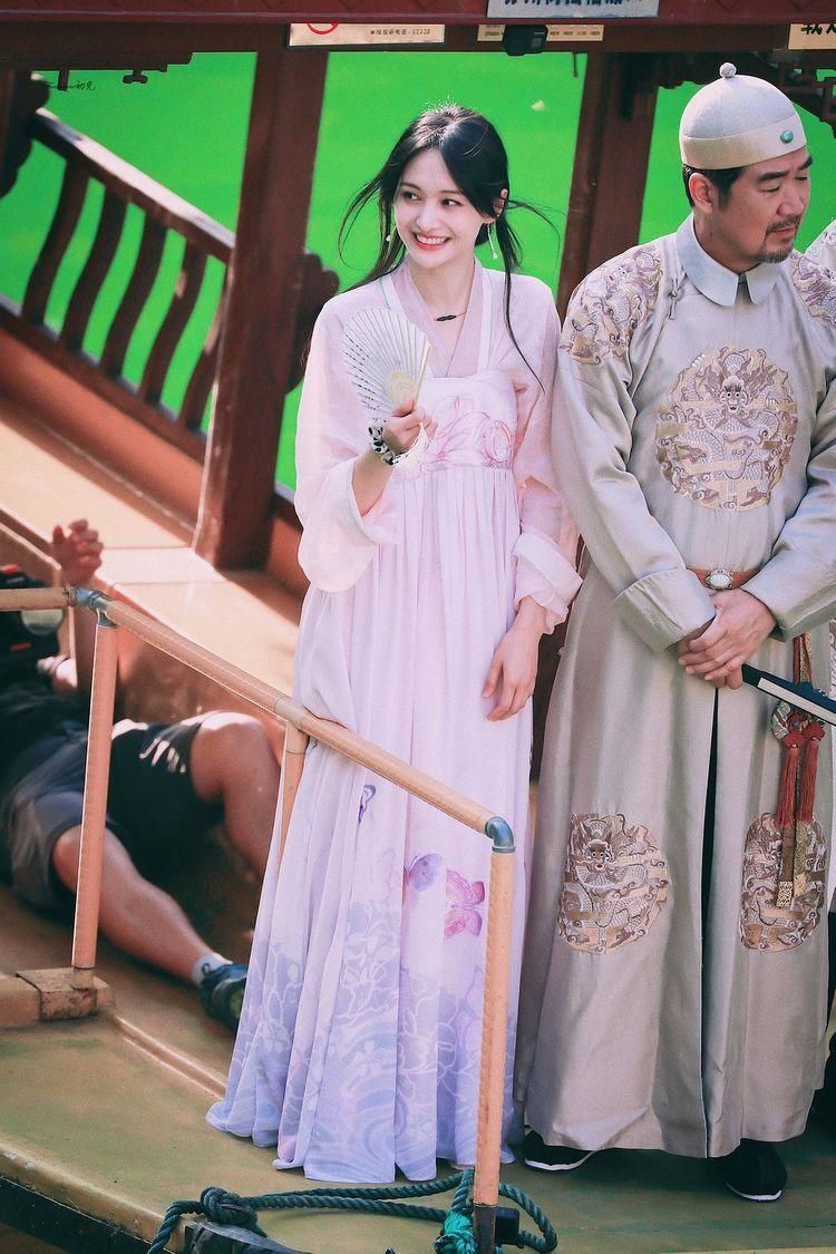  古装剧|郑爽古装紫色仙裙，重回画壁时的灵气十足，笑容太治愈了