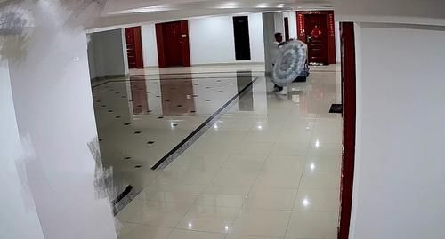  王先生|放弃租房，中介小伙不退定金，女子气不过雇人深夜送上花圈