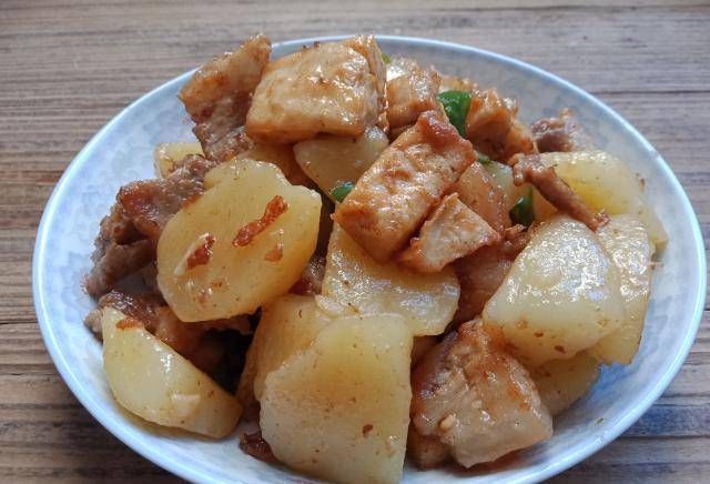 土豆焖肉片|这道菜软糯脆,营养丰富,味道鲜美,大人小孩都喜欢