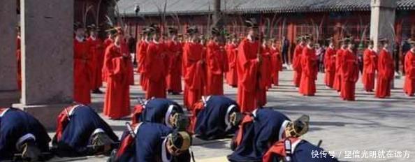 视为文化|康熙祭拜孔子不愿下跪,大臣遮住墓碑上一个字,康熙马上跪下了!