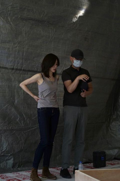  刘孜|42岁刘孜好会穿，极简背心配牛仔裤苗条知性，淡雅气质看了舒服