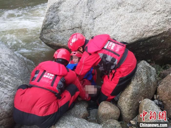 灌阳|桂林灌阳局地强降雨致4人被冲走 消防紧急营救