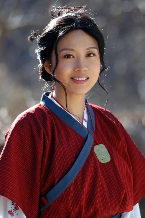 近乎|“风情”闫妮:千娇百媚的彪悍,近乎孩子的简单