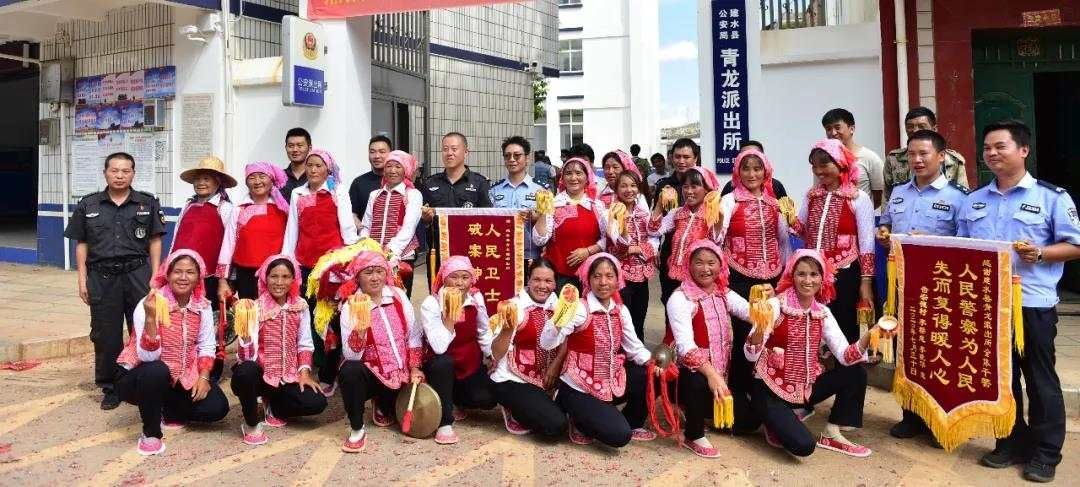 致谢|偷牛贼被抓!村民鸣锣舞狮致谢民警