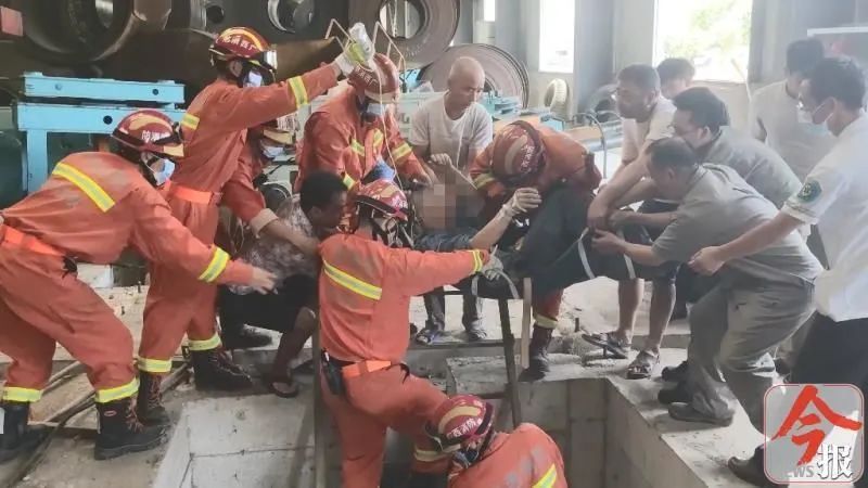  臀部|救援！广西一厂区工人坠入深坑，臀部被钢筋刺入，动弹不得！