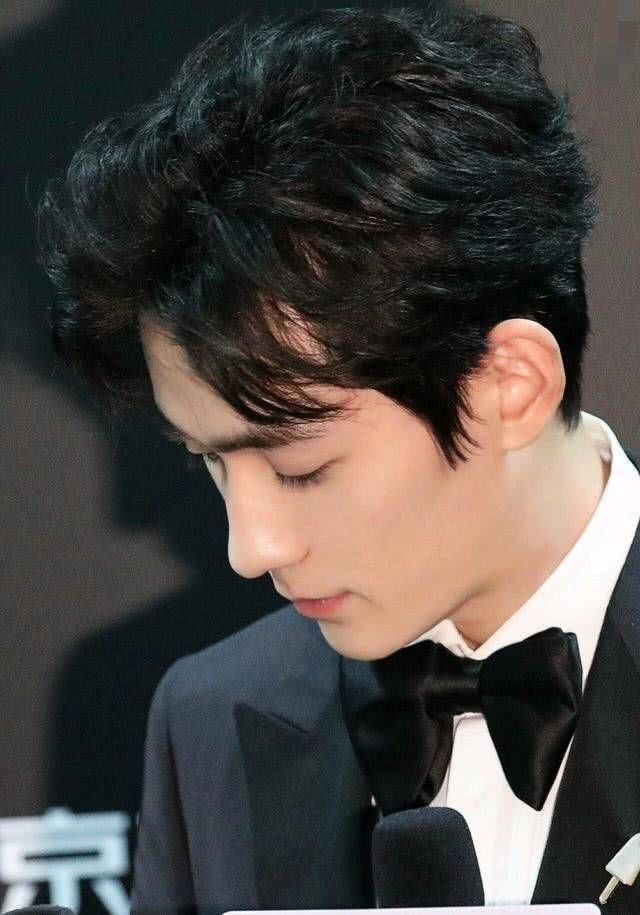  心思|朱一龙进修厨艺，在胡萝卜上刻“加油”，读懂他的小心思没？