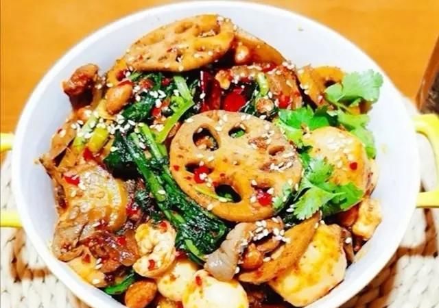  可口|自制麻辣香锅（教你一道鲜爽可口、好吃过瘾的地道美食）。