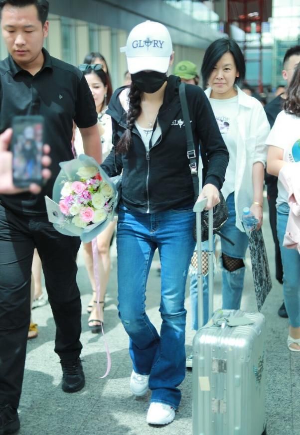  身材|有种“不会老”叫张柏芝，穿这么宽松的裙子，身材也没一点臃肿感