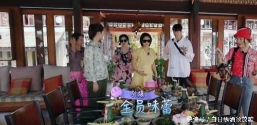 举动|妻子团泰国皇室餐厅用餐,看到桌上的美食,霍思燕下意识的举动,现实了