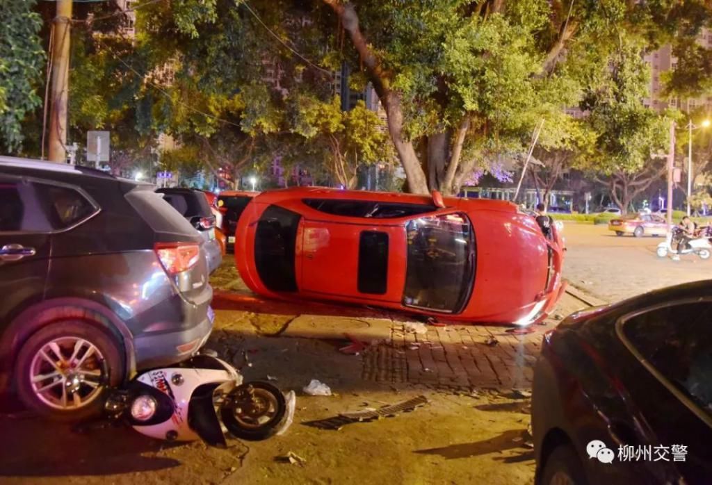  驾驶|轿车顶着电动车猛冲30多米！司机下车惊恐：人去哪了？