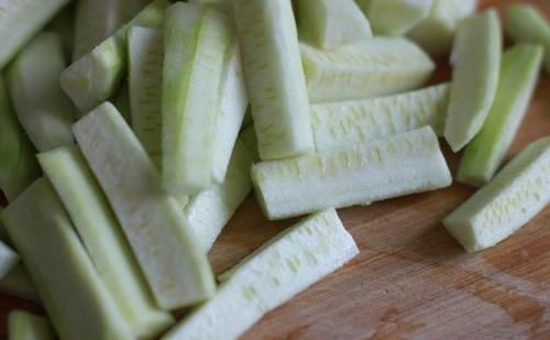  做法|丝瓜试试这种简单的做法，清爽鲜美又解暑，喝一碗还想来一碗