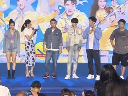  汗如雨下|这节目有毒啊！大热天室内录制，嘉宾汗如雨下，全程用扇子扇风！