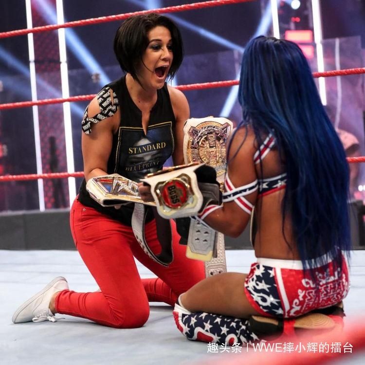 莎夏班克|并肩冷石奥斯汀与大锤HHH!莎夏与贝莉成为WWE女子组历史第一人！