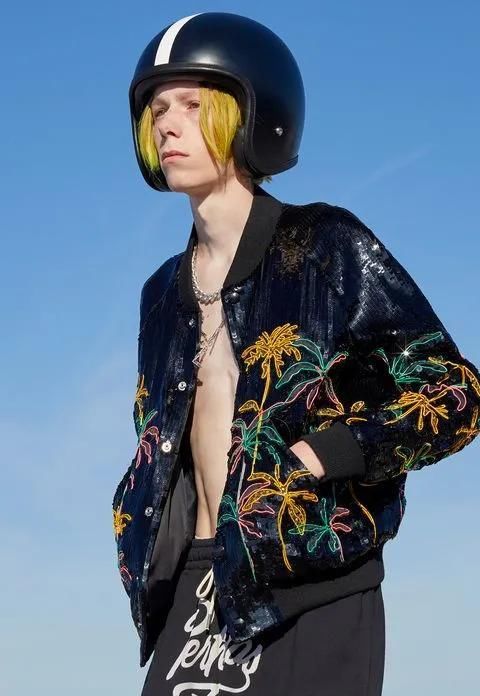 小哥|Lisa心头好牵手18岁男神小哥，人间芭比遗憾落选，粉丝哭了