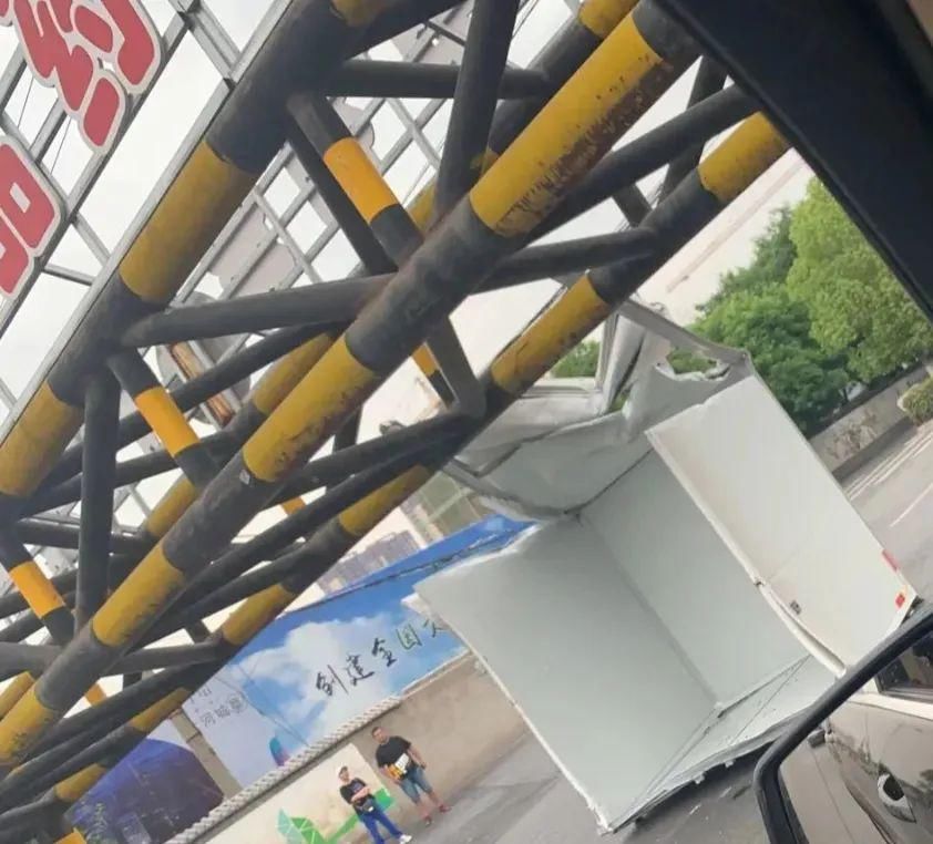  辆小货车|又是颍河闸！又又又撞上了...