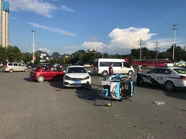  闯红灯|桂林“老年代步车”闯红灯被撞倒，还要承担全部责任
