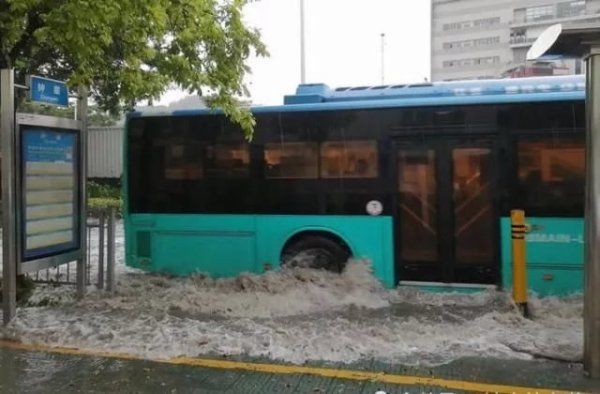 突降|深圳突降大雨，107国道积水成河，开车如开船