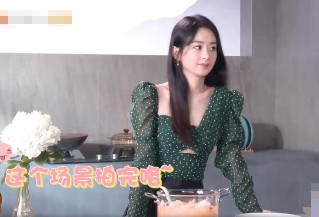  肩膀|赵丽颖拍摄没开空调，大热天散着头发，肩膀放毛巾吸汗太朴实！