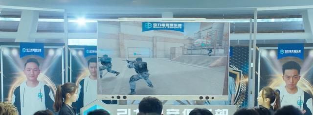 穿越前方|《穿越火线》开播,吴磊、鹿晗不被关注,这家“黑网吧”才是亮点