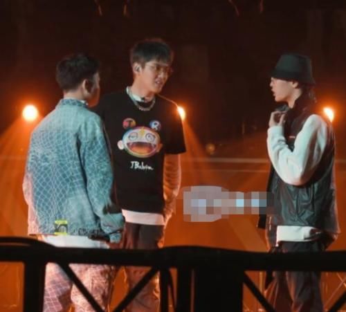  离场|《中国新说唱》吴亦凡摔话筒离场，鹿晗眼眶发红，郑钧为何表示理解？