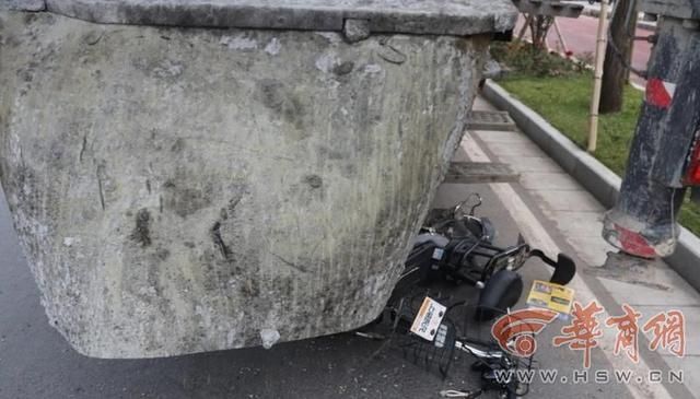  事故|阎良一学生骑车玩手机结果追尾大车 受了伤还要承担事故主要责任