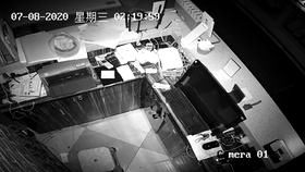 赶紧|惊了!他“缩骨”钻门缝,一夜连盗两家店!警方提醒:这种锁赶紧换!