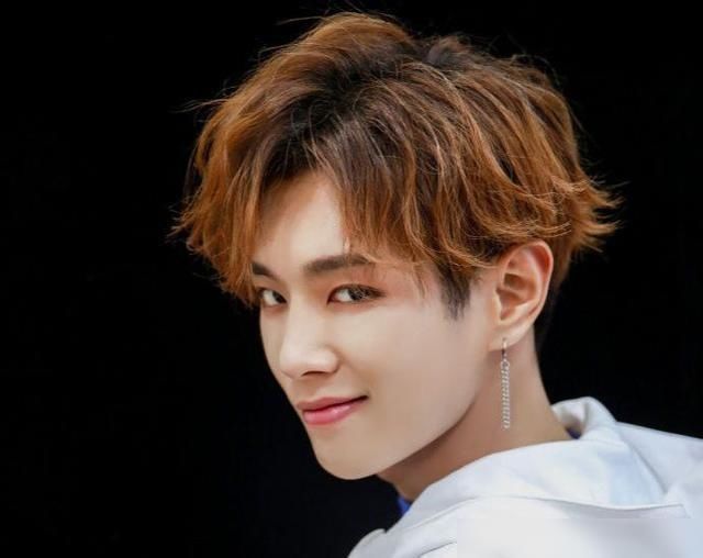  王一博|尴尬了！李汶翰直播蹭王一博热度，被称为王一博男团成员