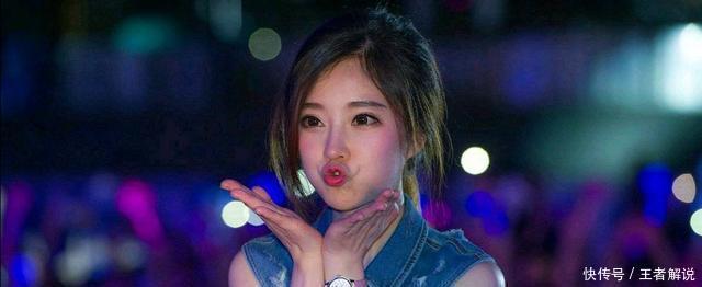 冯提莫|东方风云榜冯提莫获奖,也算是对她自己的肯定,歌手这条路很正确