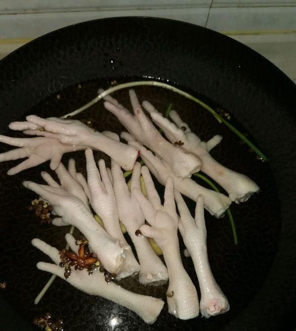  菜场|菜场买来几只鸡爪，凉拌了几下，孩子吃的一口不剩，真过瘾！